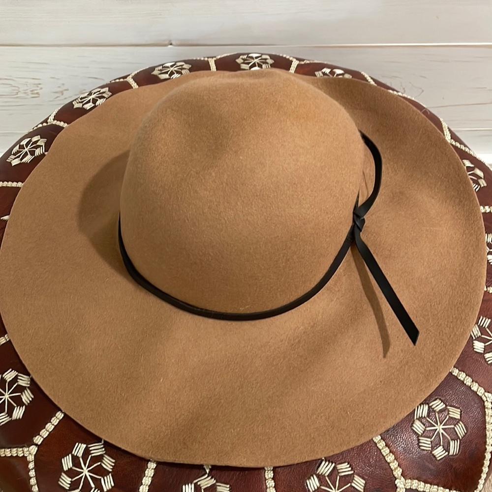 Old Navy®️ Wool Hat in Camel Color with Faux Black Leather Trim Detail - Picture 1 of 8